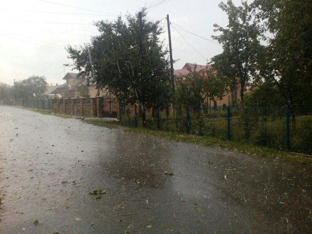 На weekend Івано-Франківськ накрило градом і ураганом: опубліковані фото і відео