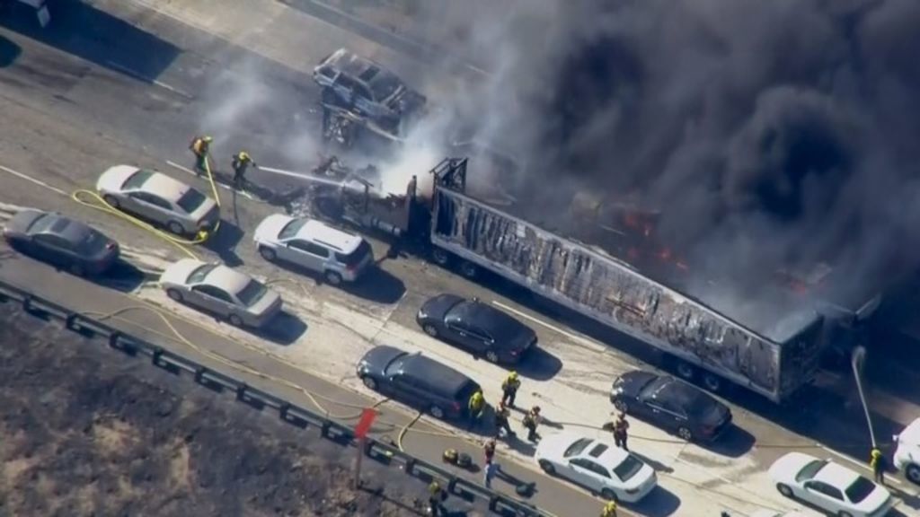 В Калифорнии во время пожара сгорели более 20 машин: видеофакт