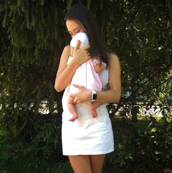 Футболіст "Динамо" охрестив доньку у Володимирському соборі: фото малятка
