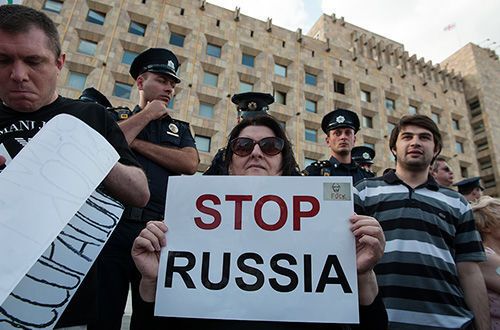"Путин иди на..." Грузия вышла на улицы против российских оккупантов