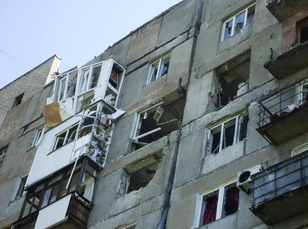 Найбільш обстрілюваний мікрорайон Донецька: що не зруйноване, то згоріло