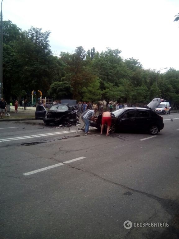У Києві зіткнулися дві іномарки, є постраждалі: фотофакт