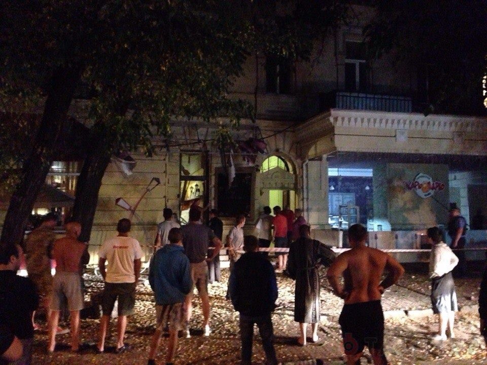 Вночі в центрі Одеси підірвали кафе: опубліковано фото