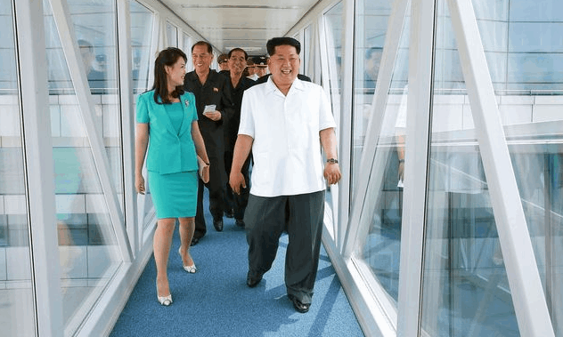 Ким Чен Ын вывел в свет свою "расстрелянную" жену: фотофакт