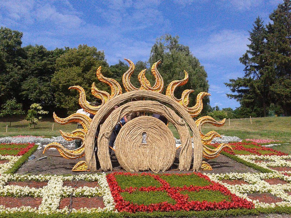 На Певческом поле в Киеве создали необычные скульптуры