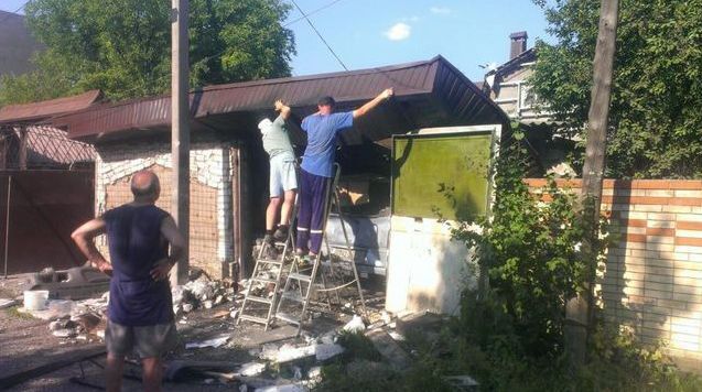 Самый обстреливаемый микрорайон Донецка: что не разрушено, то сгорело