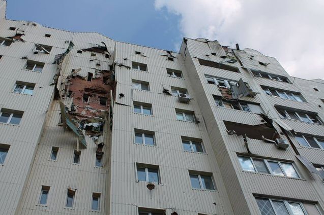 Самый обстреливаемый микрорайон Донецка: что не разрушено, то сгорело