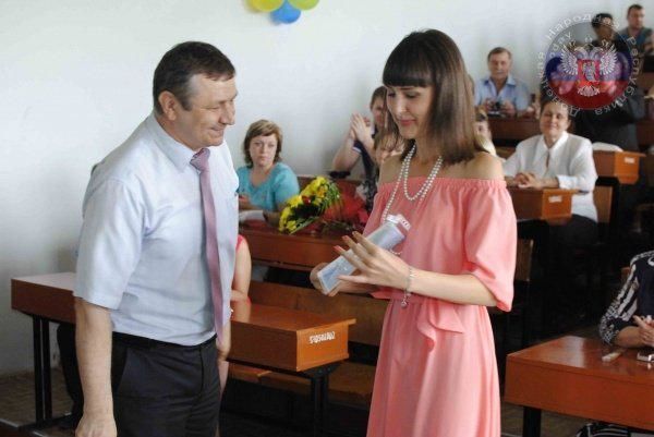 Чудо-диплом от "ДНР" можно свернуть в трубочку: фотофакт