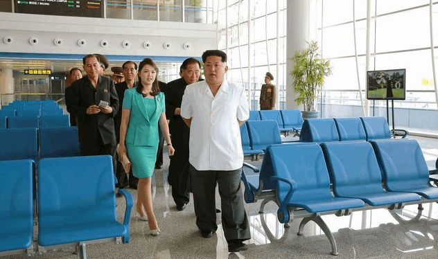 Ким Чен Ын вывел в свет свою "расстрелянную" жену: фотофакт