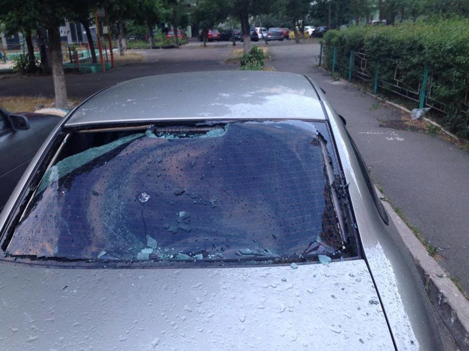 В Киеве неизвестные забросали припаркованные машины орехами и пакетами с водой