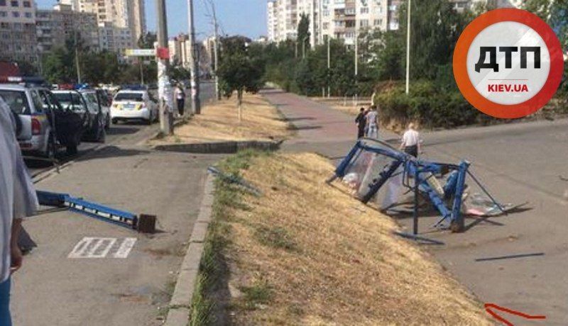 В Киеве лихач на иномарке снес остановку