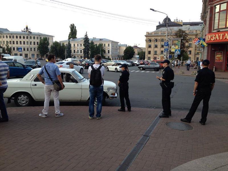 В Киеве полицейские оштрафовали упрямого таксиста-героя парковки