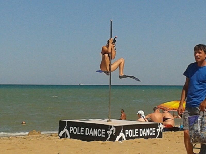 На пляжі в Севастополі влаштували танці на жердині: фотофакт