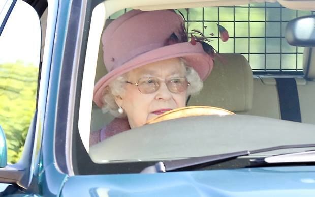 В Англии семейная пара не пропустила автомобиль королевы Елизаветы II