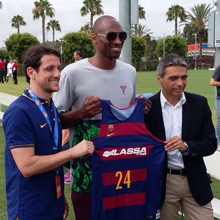 Самый знаменитый баскетболист НБА удивил футболистов "Барселоны"