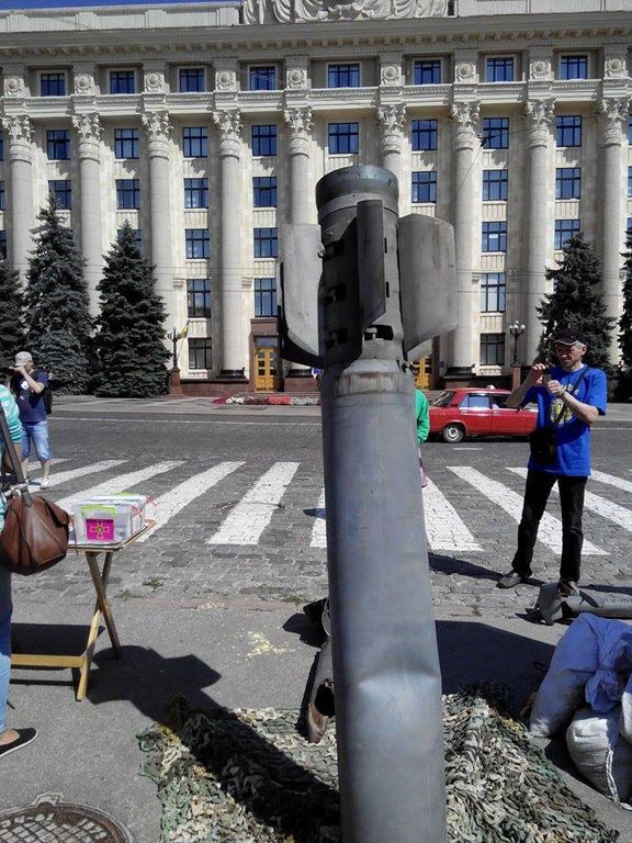 У центрі Харкова з'явився снаряд від "Смерча": фотофакт