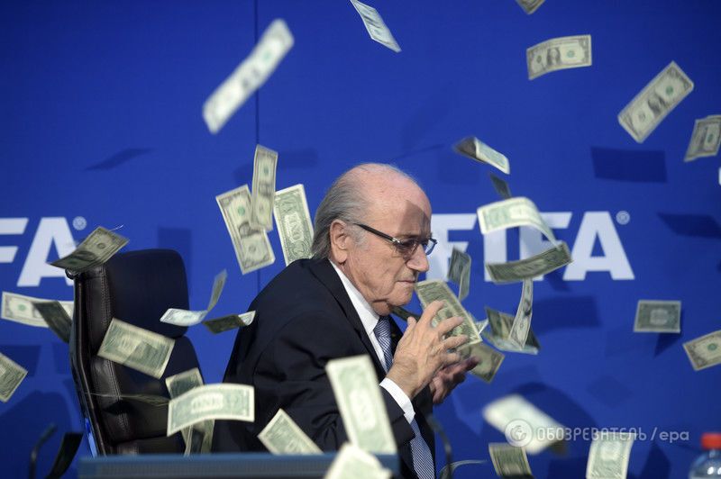 Президента ФИФА Блаттера засыпали пачками долларов: фото и видео
