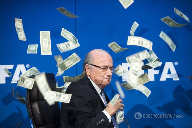 Президента ФИФА Блаттера засыпали пачками долларов: фото и видео