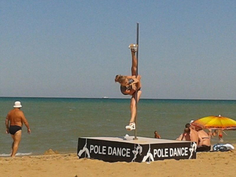 На пляже в Севастополе устроили танцы на шесте: фотофакт