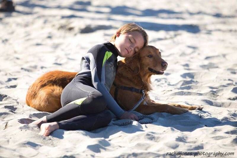 Лови волну: пес-серфингист, который помогает детям-инвалидам