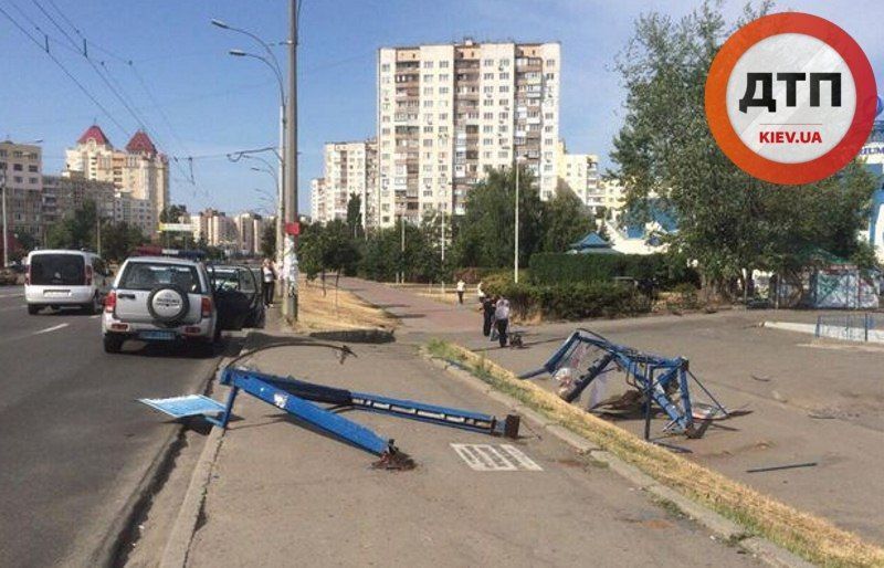 У Києві водій на іномарці зніс зупинку