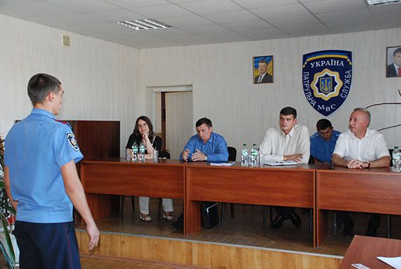 У Дніпропетровську зі "старих" міліціонерів вирішили зробити нових патрульних: фоторепортаж