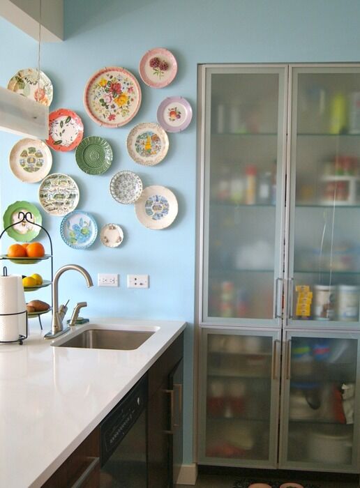 Украшаем дом с помощью декоративных тарелок: 17 простых идей