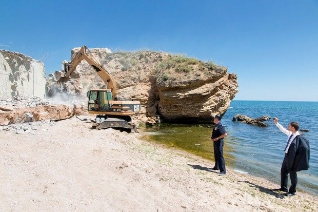 В Одесі зносять залізобетонну огорожу пляжу екс-регіонала: фотофакт