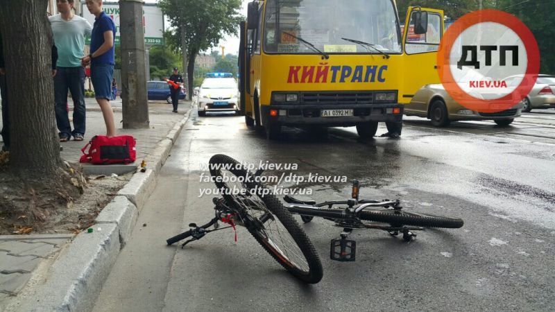 В Киеве водитель маршрутки сбил велосипедистку