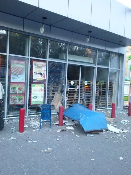 Гори цегли і дірки в стелі: у мережі показали наслідки обстрілу Донецька