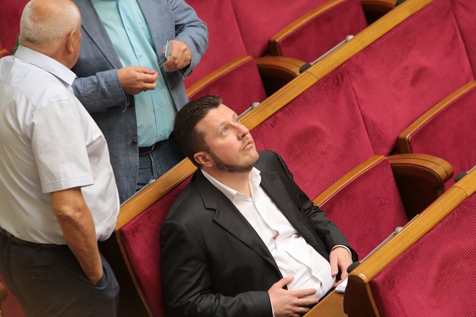 Нардеп Яценко "плевал в потолок" в зале Рады: фотофакт