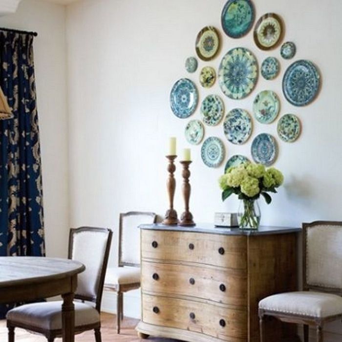 Украшаем дом с помощью декоративных тарелок: 17 простых идей