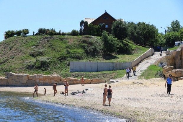 В Одесі зносять залізобетонну огорожу пляжу екс-регіонала: фотофакт