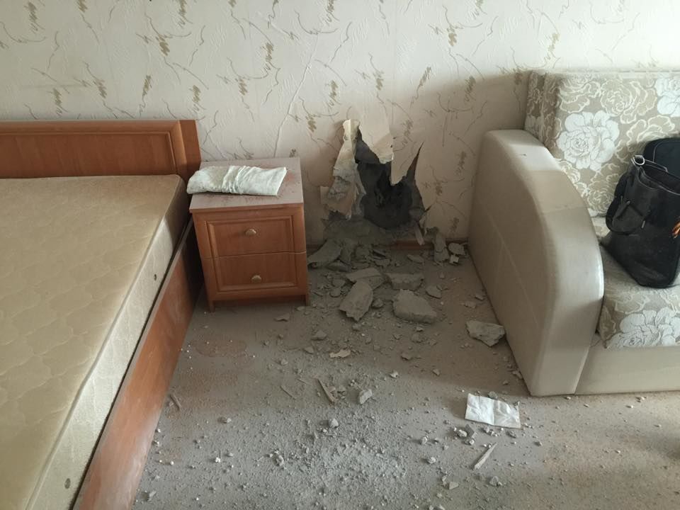 В Донецке танковый снаряд прошил сразу три квартиры: фоторепортаж