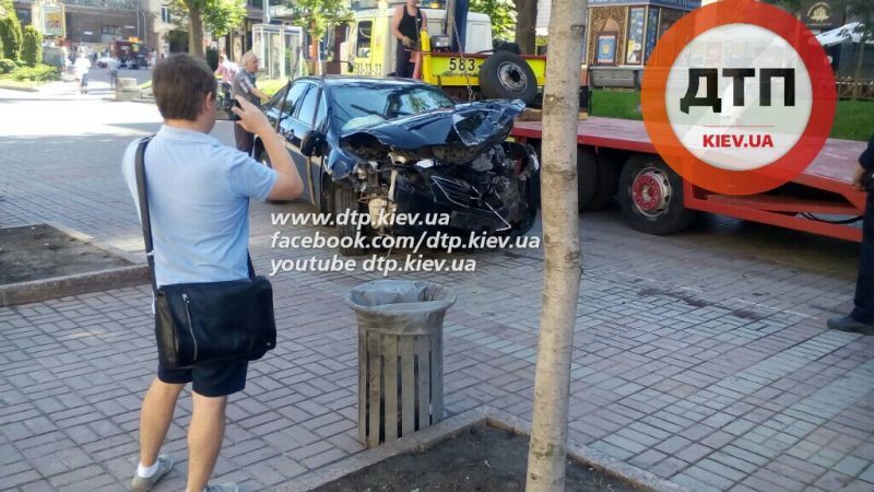 В Киеве на Крещатике Toyota врезалась в столб