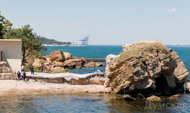 В Одесі зносять залізобетонну огорожу пляжу екс-регіонала: фотофакт