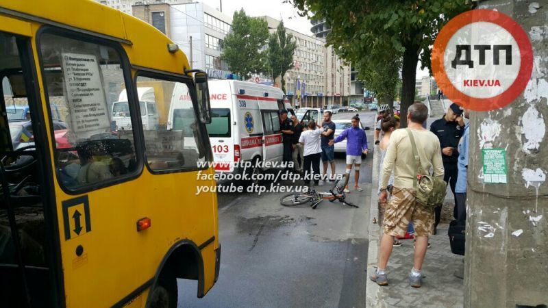 У Києві водій маршрутки збив велосипедистку