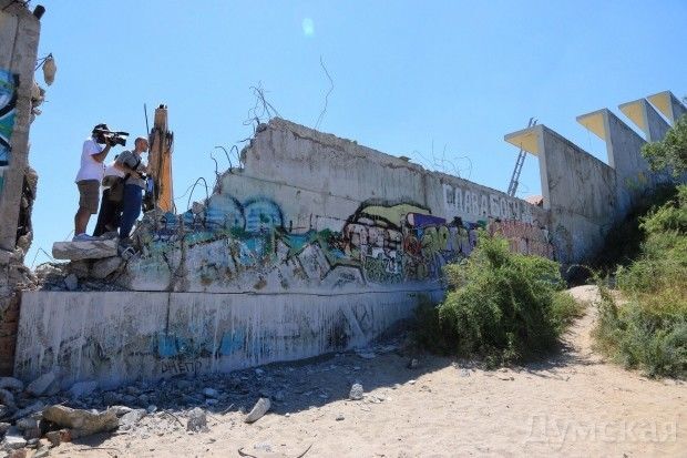 В Одессе сносят железобетонную ограду пляжа экс-регионала: фотофакт