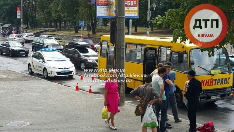 В Киеве водитель маршрутки сбил велосипедистку
