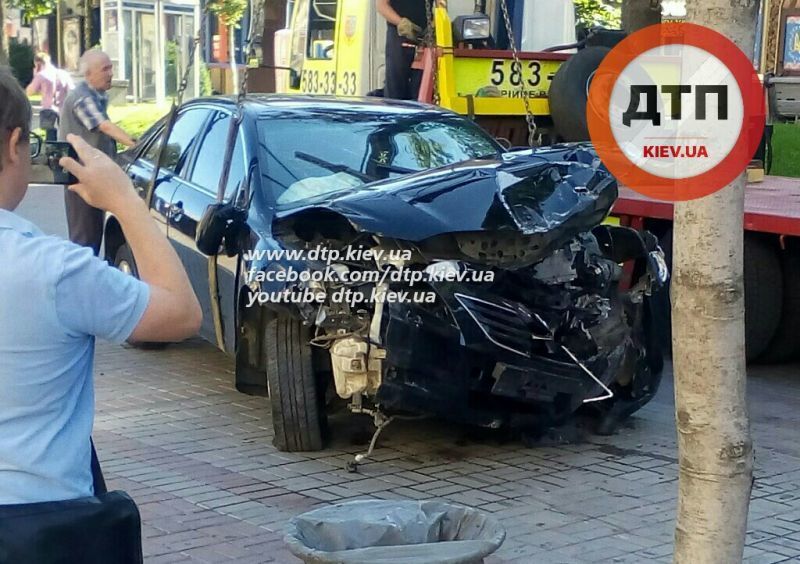 В Киеве на Крещатике Toyota врезалась в столб