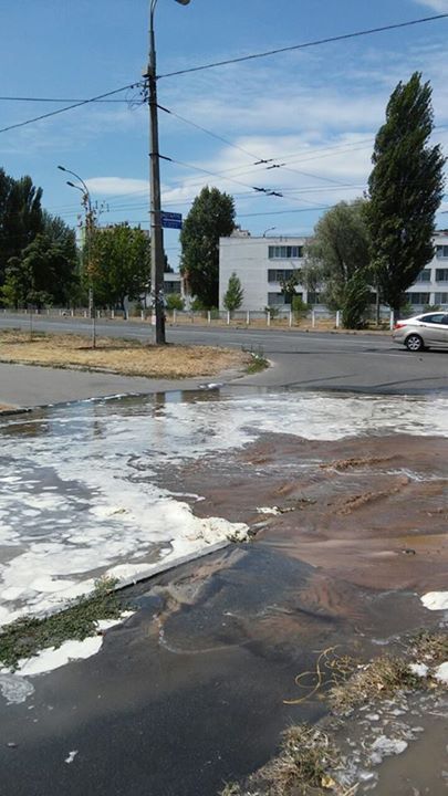В Киеве на Оболони прорвало водопровод: фото с места ЧП