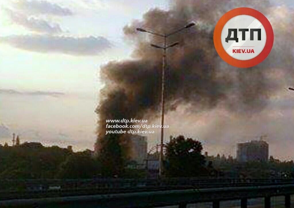 У Києві спалахнула масшабна пожежа: фото з місця НП