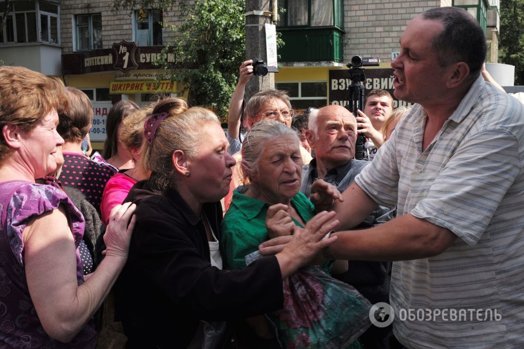 Жителі Чернігова перекрили дороги, протестуючи проти дій міліції: фотофакт