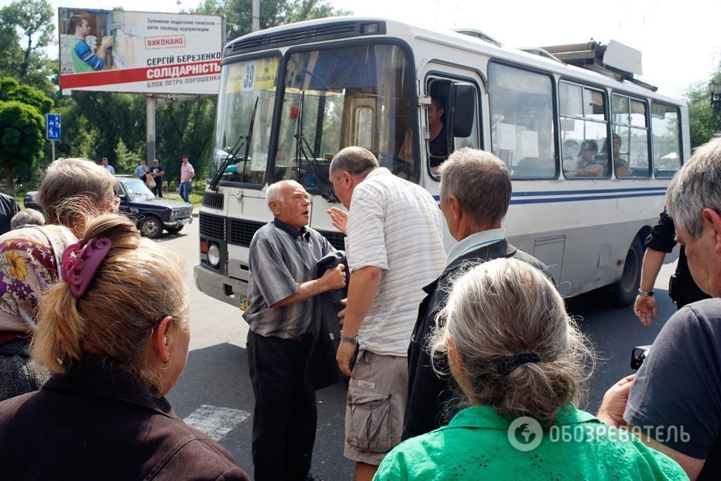 Жителі Чернігова перекрили дороги, протестуючи проти дій міліції: фотофакт