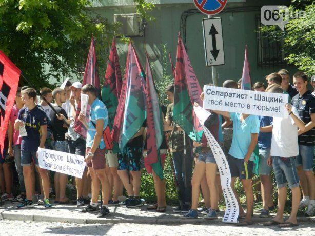 У Запоріжжі "Правий сектор" жорстко розігнав мітинг під прокуратурою: опубліковані фото і відео