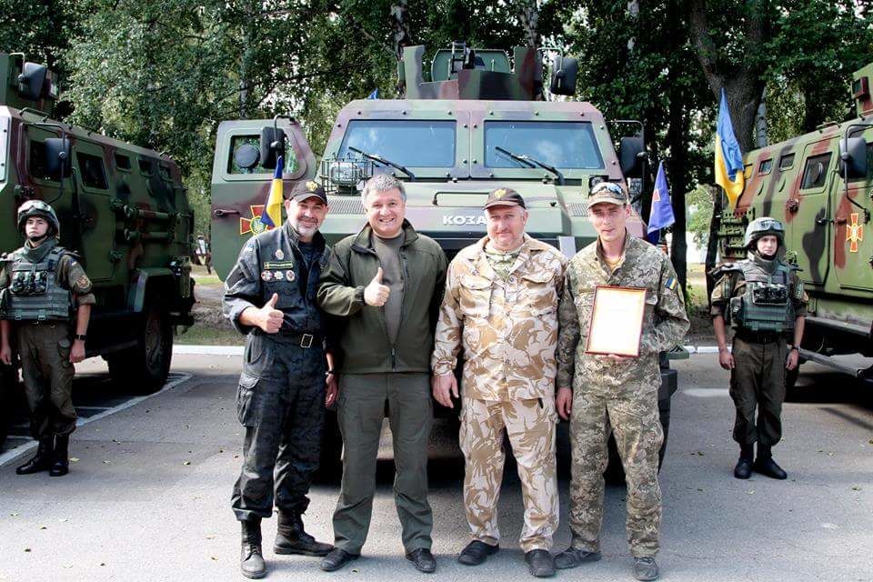 Аваков передав Нацгвардії новітні бронемашини і пообіцяв супербезпілотники