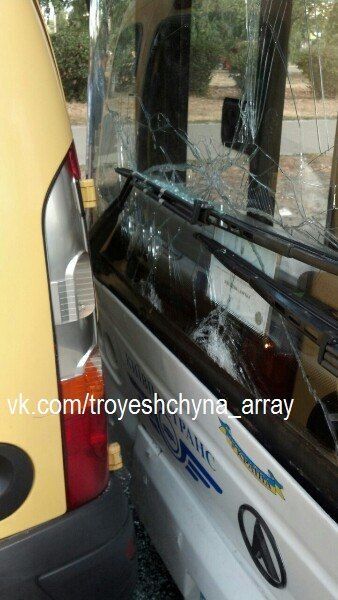 У Києві автобус із пасажирами протаранив автомобіль: фотофакт