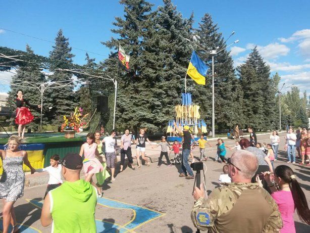 В Дзержинске отпраздновали годовщину освобождения от "ДНР": фото- и видеофакт