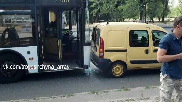 У Києві автобус із пасажирами протаранив автомобіль: фотофакт