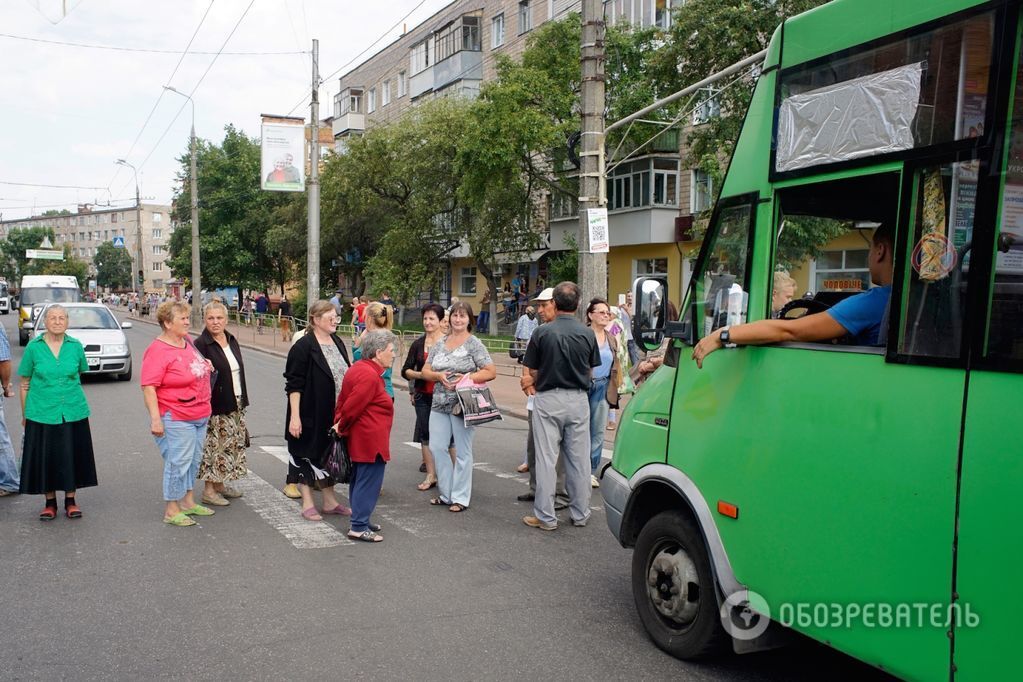 Жители Чернигова перекрыли дороги, протестуя против действий милиции: фотофакт